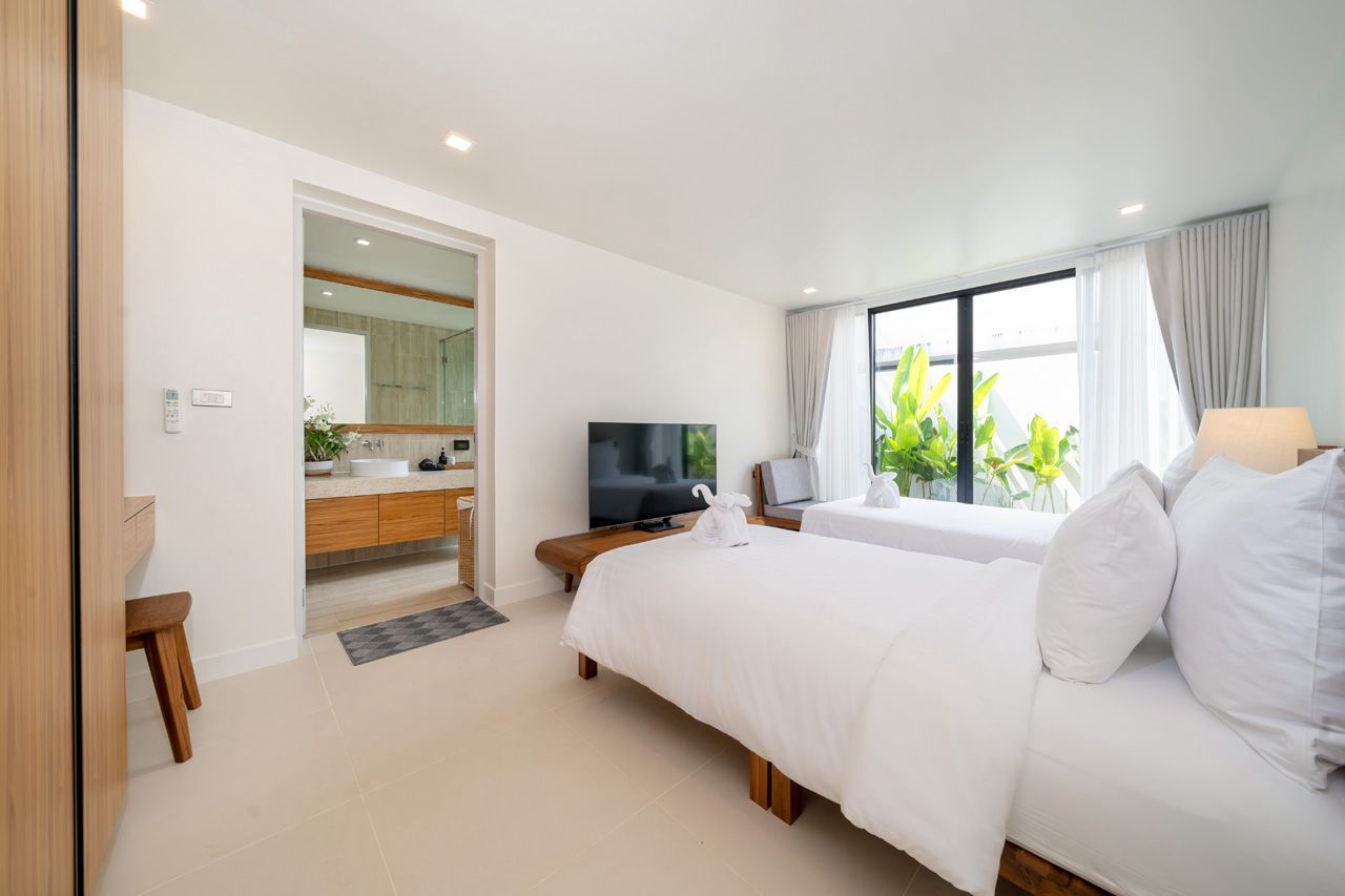 Guest bedroom with en-suite bathroom and tropical outlook