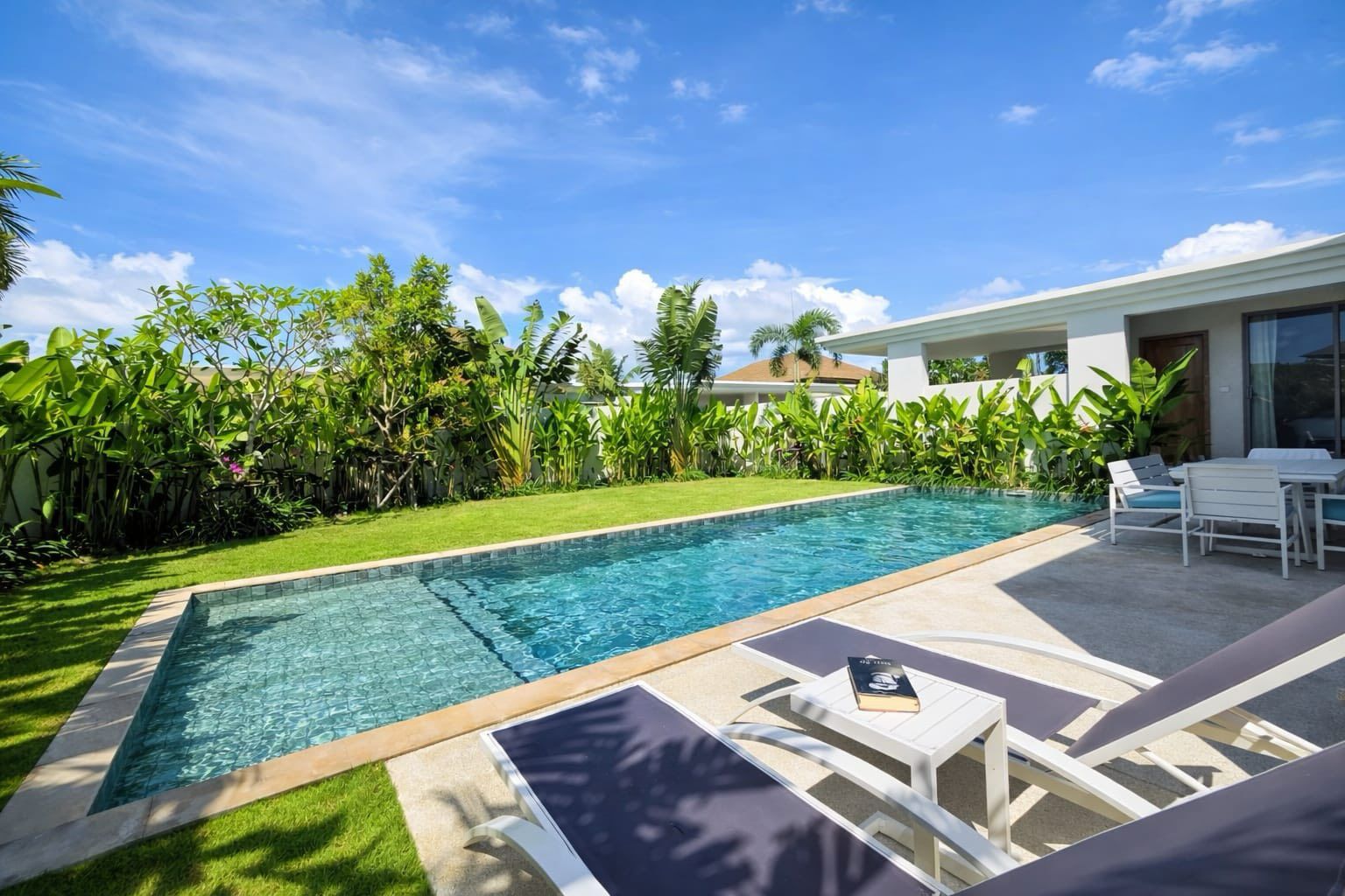 Pool and garden with sun loungers
