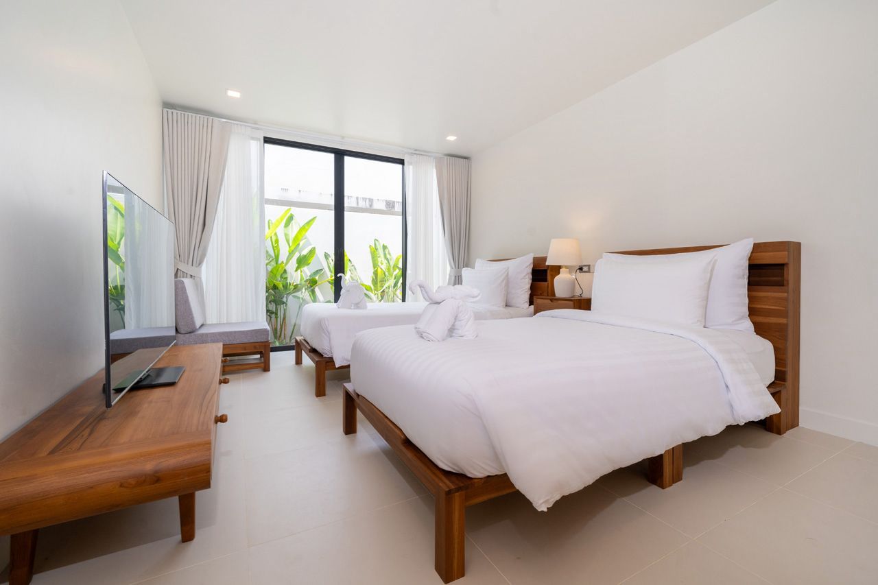 Twin bedroom with garden view and en-suite access