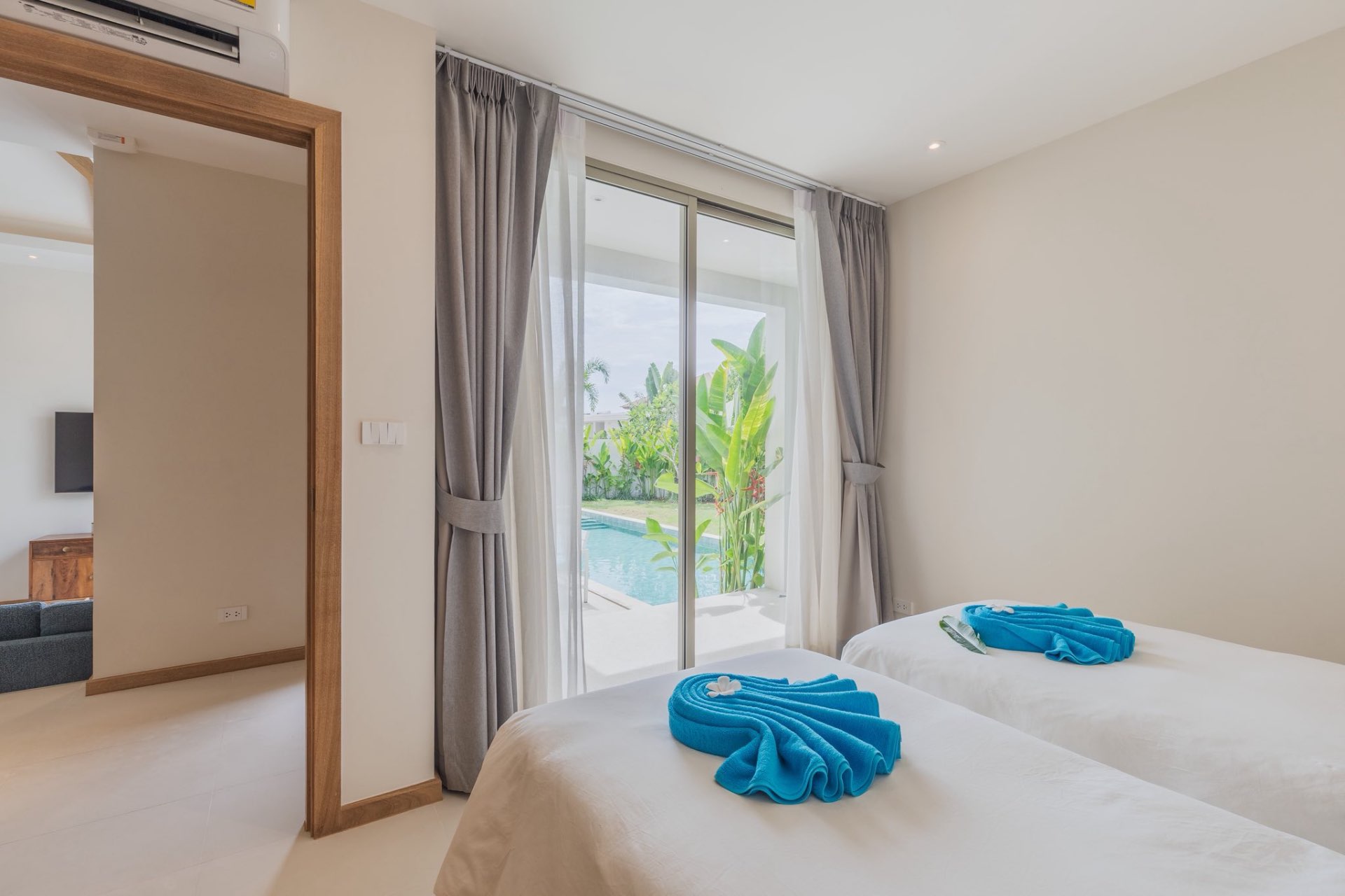 Twin bedroom with sliding doors to the pool terrace