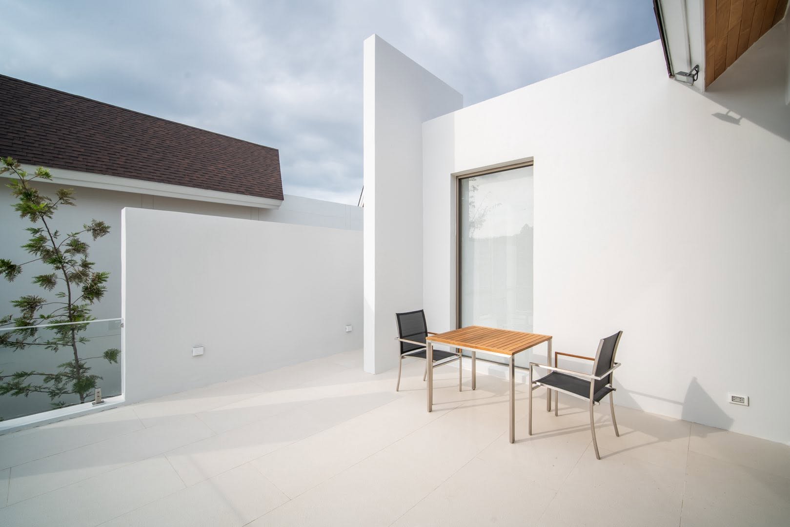 Courtyard terrace with outdoor dining table and chairs