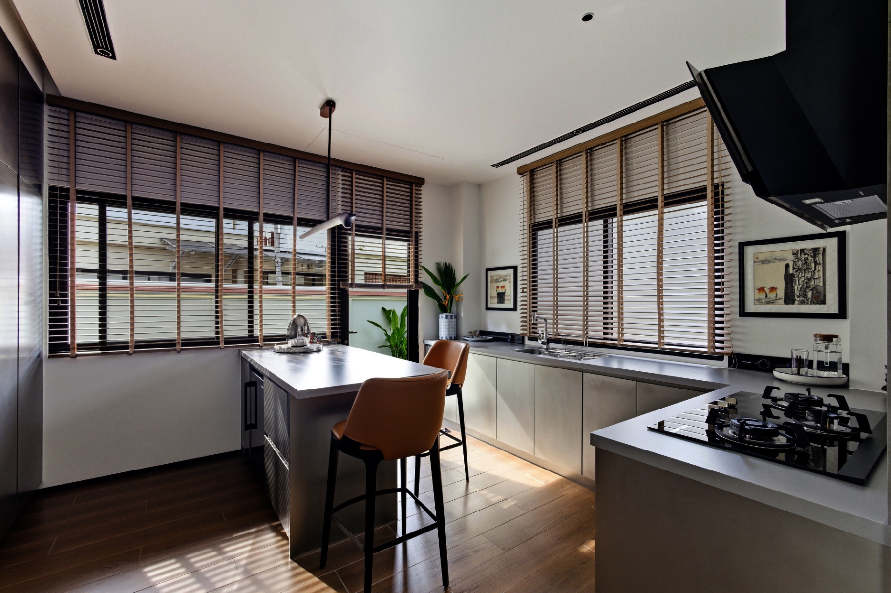 Modern kitchen with breakfast bar, gas hob and timber flooring