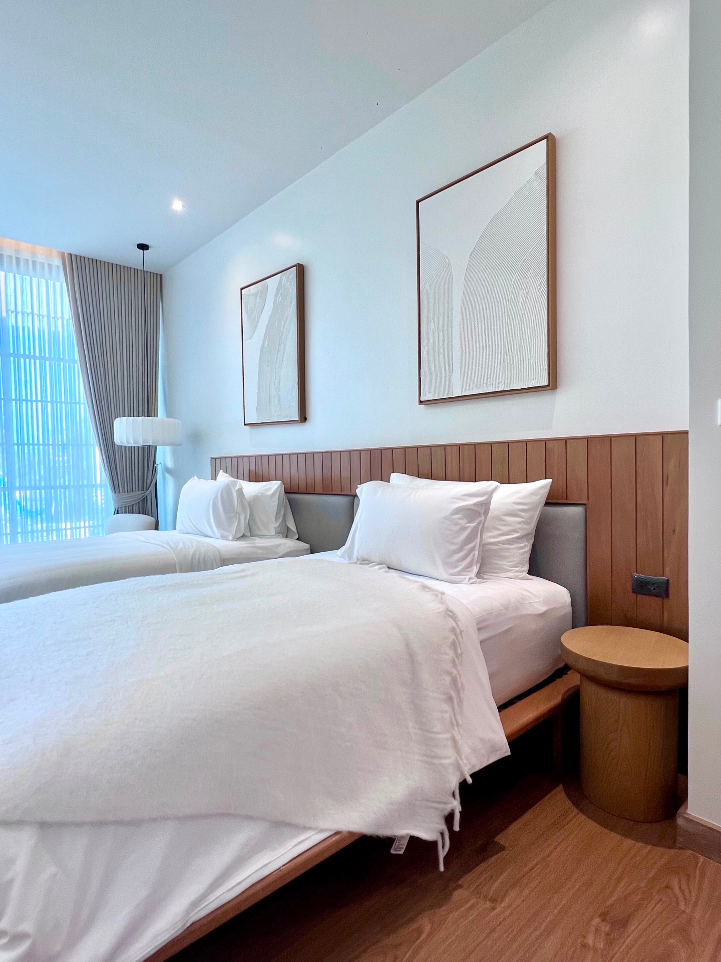 Guest bedroom with twin beds and timber headboard