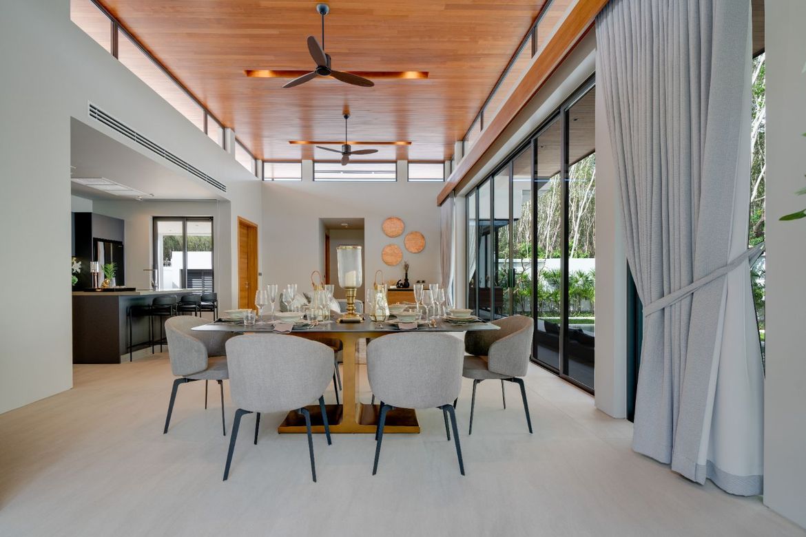 Dining room with wooden ceiling