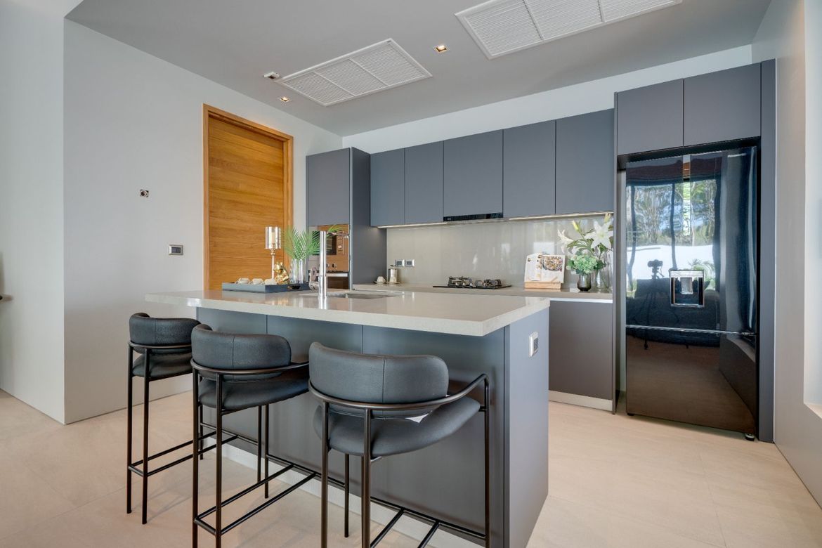 Kitchen island with bar seating and contemporary finishes