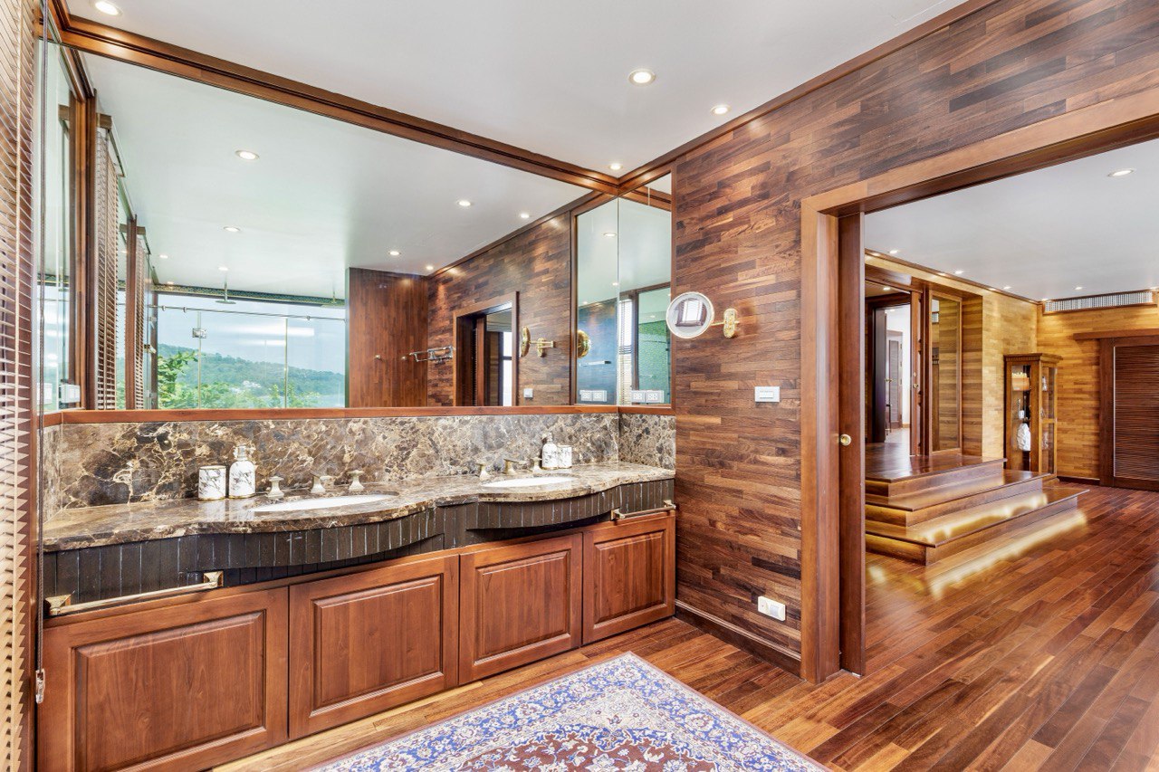 En-suite bathroom with marble vanity and teak walls