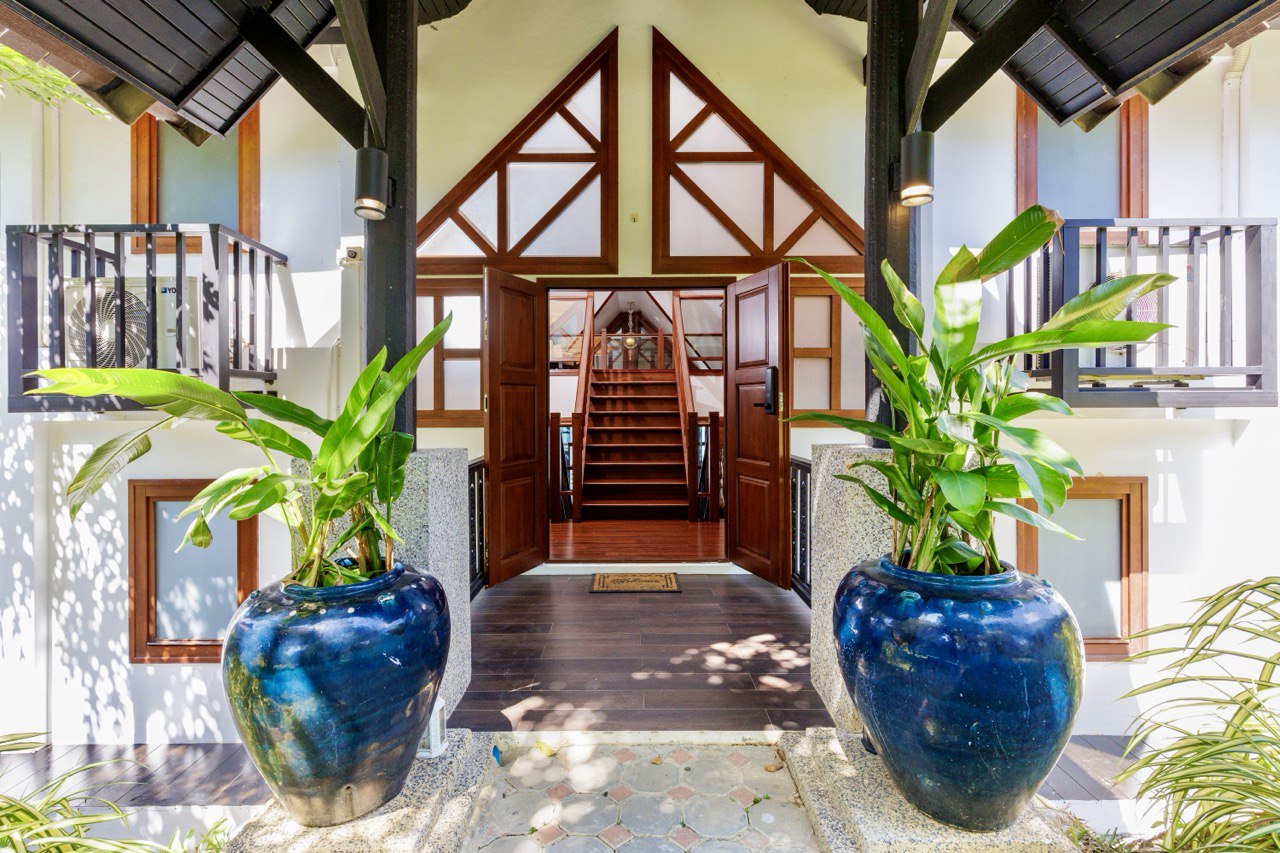 Grand entrance foyer with ceramic vases