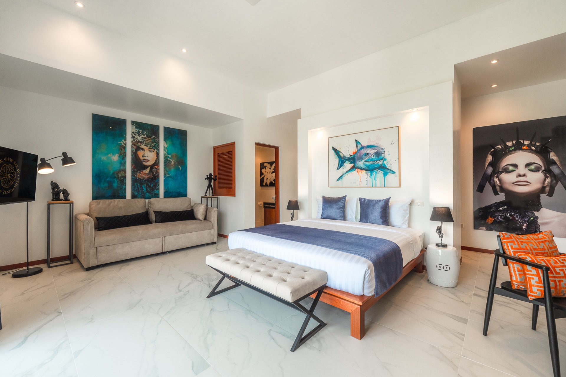 Deluxe Suite 3 – Art Gallery
