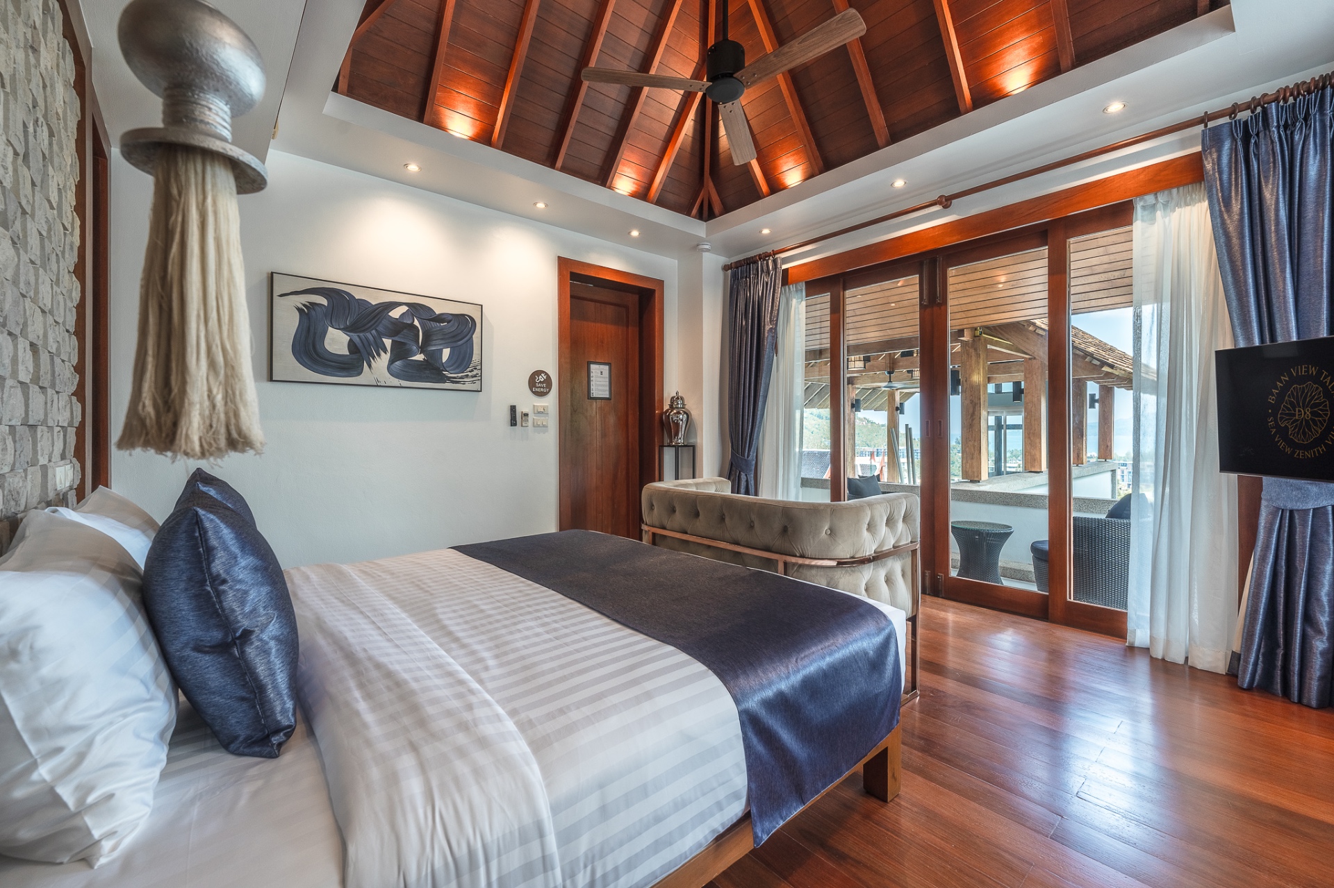 Suite with pool and sea view through sliding doors