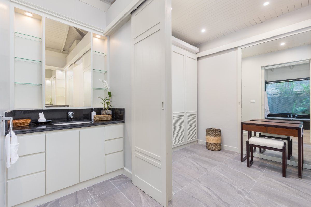 Bathroom vanity and dressing area with modern finishes
