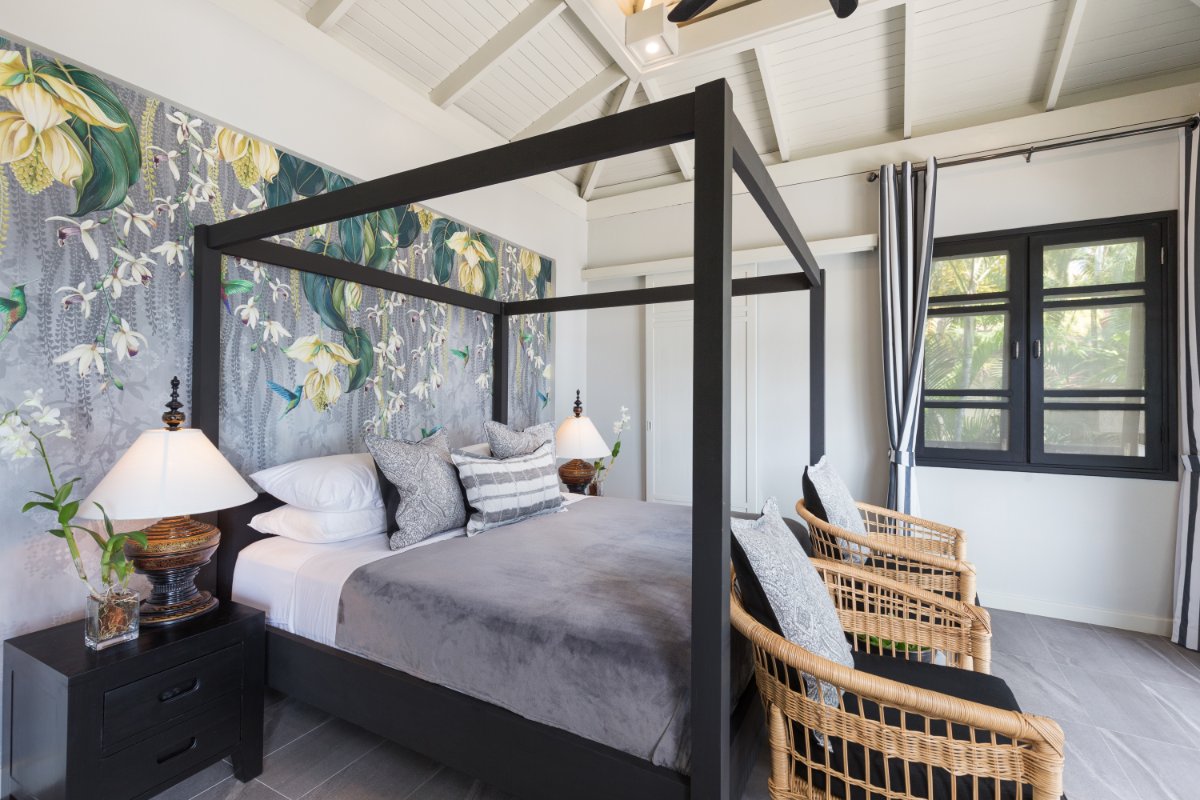 Bedroom with tropical wallpaper and four-poster bed