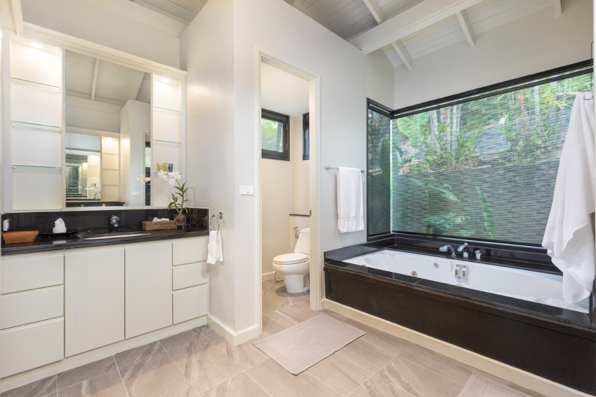 Ensuite bathroom with jacuzzi tub and garden view